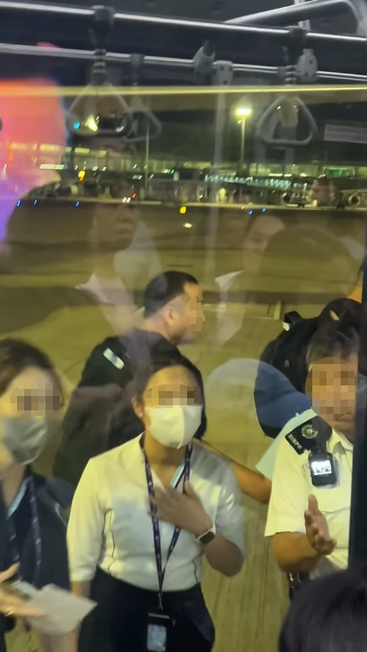 UO乘客登接駁巴後被反鎖捉賊 乘客:冷氣勁凍,拍門冇人理(圖片來源:HK Express 香港快運及旅行資訊關注組) UO乘客登接駁巴後被反鎖捉賊 乘客:冷氣勁凍,拍門冇人理(圖片來源:HK Express 香港快運及旅行資訊關注組)