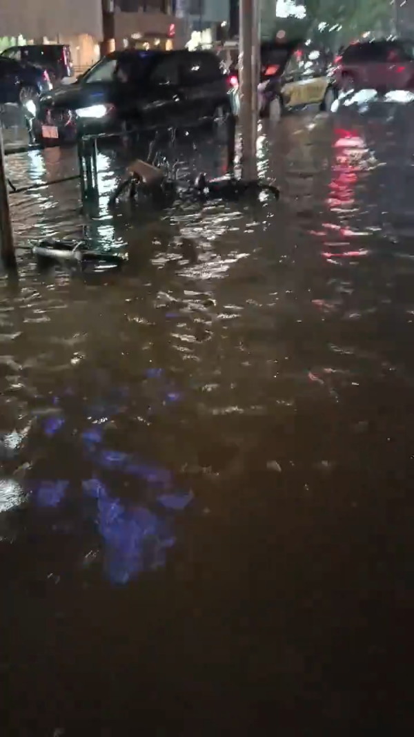 多圖！日本關西暴雨成災多處成水舞間！京都街道現坑渠噴泉 