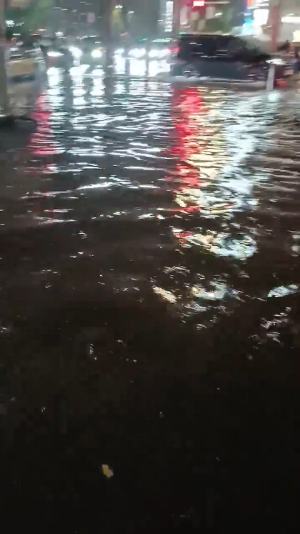 多圖！日本關西暴雨成災多處成水舞間！京都街道現坑渠噴泉 