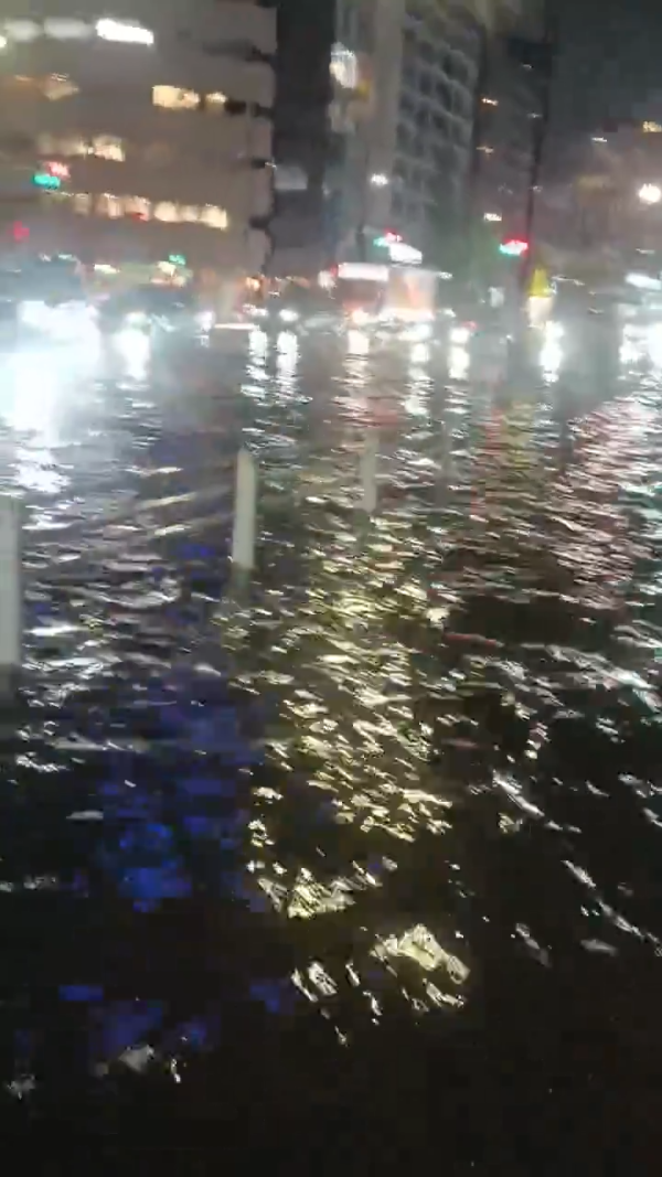 多圖！日本關西暴雨成災多處成水舞間！京都街道現坑渠噴泉 