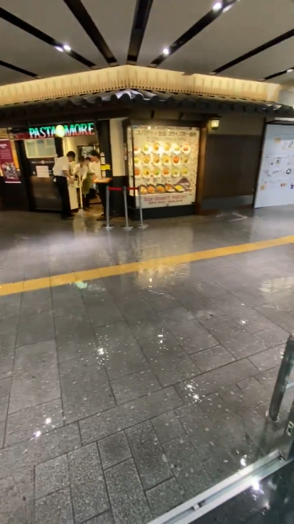 多圖！日本關西暴雨成災多處成水舞間！京都街道現坑渠噴泉 