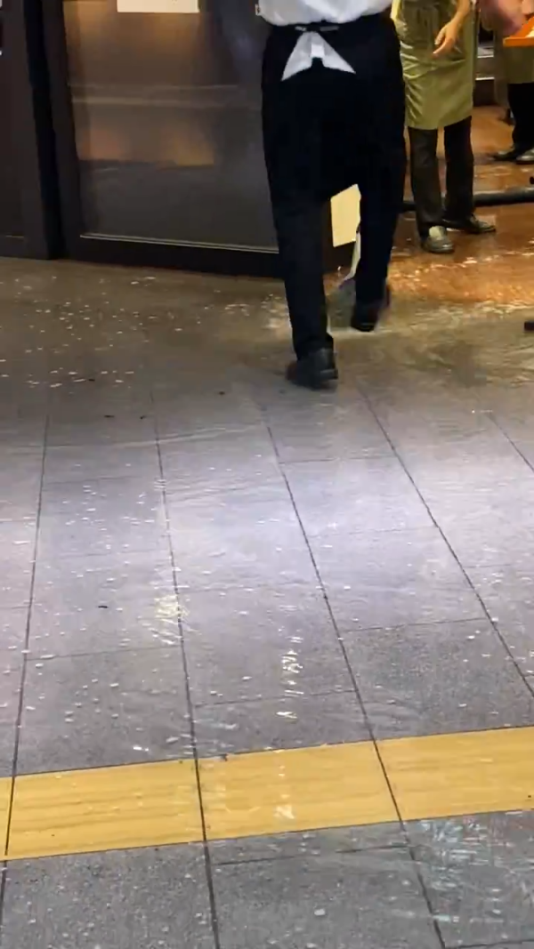 多圖！日本關西暴雨成災多處成水舞間！京都街道現坑渠噴泉 