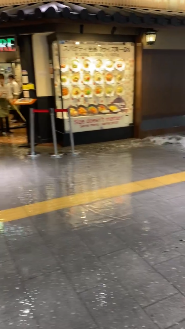 多圖！日本關西暴雨成災多處成水舞間！京都街道現坑渠噴泉 