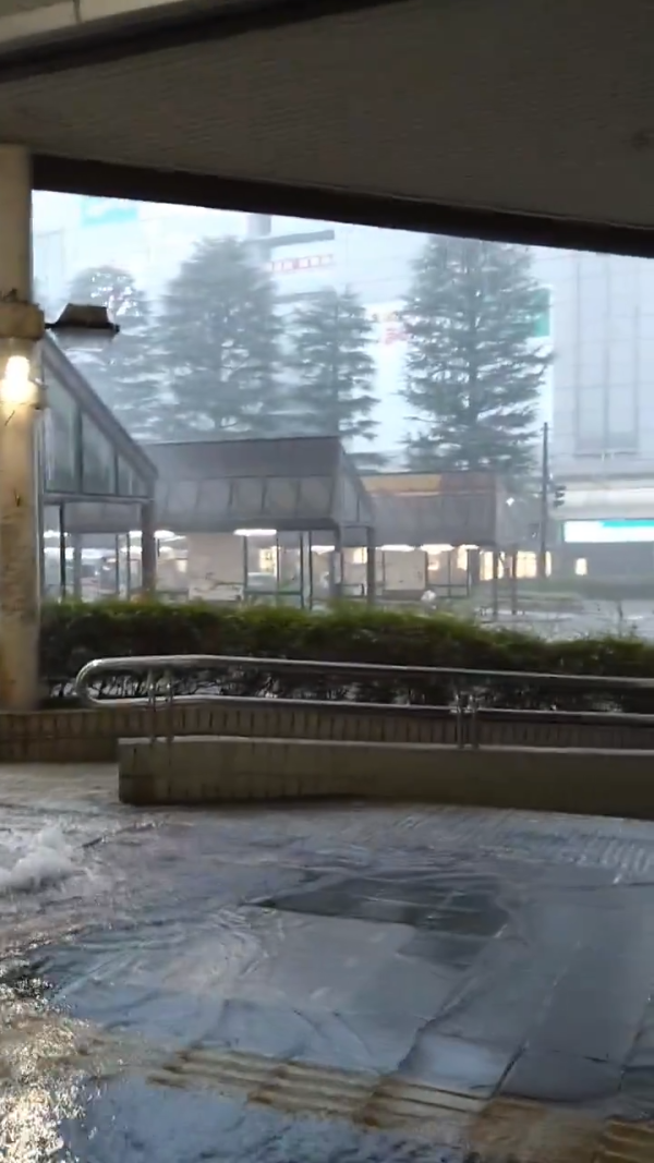 多圖！日本關西暴雨成災多處成水舞間！京都街道現坑渠噴泉 
