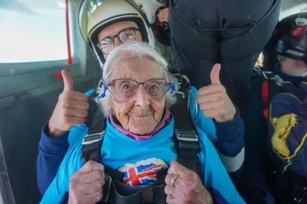 英國「超人婆婆」跳傘慶102歲生日 百歲曾駕法拉利飆車 分享長壽秘訣靠一件事 
