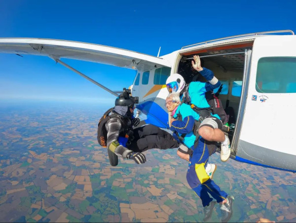 英國「超人婆婆」跳傘慶102歲生日 百歲曾駕法拉利飆車 分享長壽秘訣靠一件事 