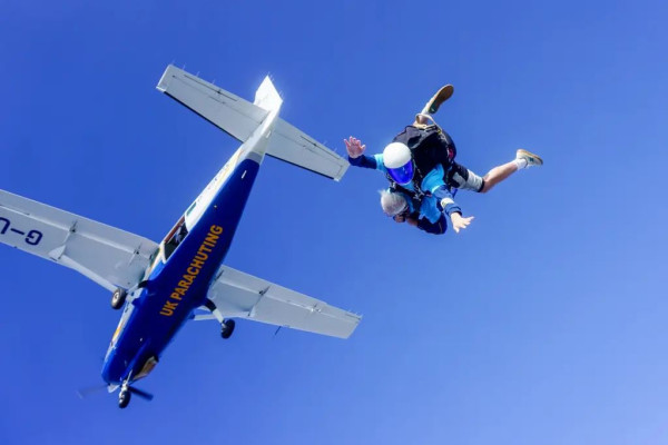 英國「超人婆婆」跳傘慶102歲生日 百歲曾駕法拉利飆車 分享長壽秘訣靠一件事 