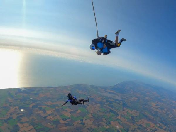 英國「超人婆婆」跳傘慶102歲生日 百歲曾駕法拉利飆車 分享長壽秘訣靠一件事 