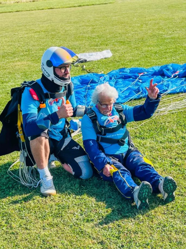 英國「超人婆婆」跳傘慶102歲生日 百歲曾駕法拉利飆車 分享長壽秘訣靠一件事 