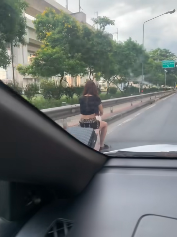 短褲辣妹騎電動行李箱穿梭馬路！沒戴頭盔極危險！影片曝光 