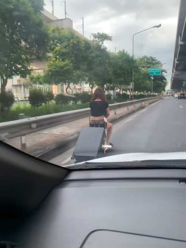 短褲辣妹騎電動行李箱穿梭馬路！沒戴頭盔極危險！影片曝光 