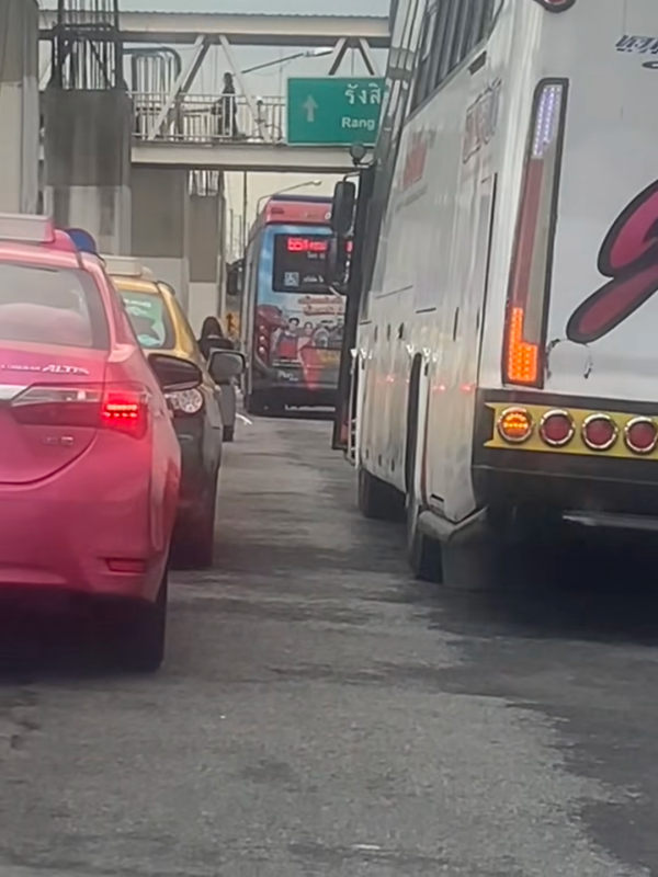 短褲辣妹騎電動行李箱穿梭馬路！沒戴頭盔極危險！影片曝光 