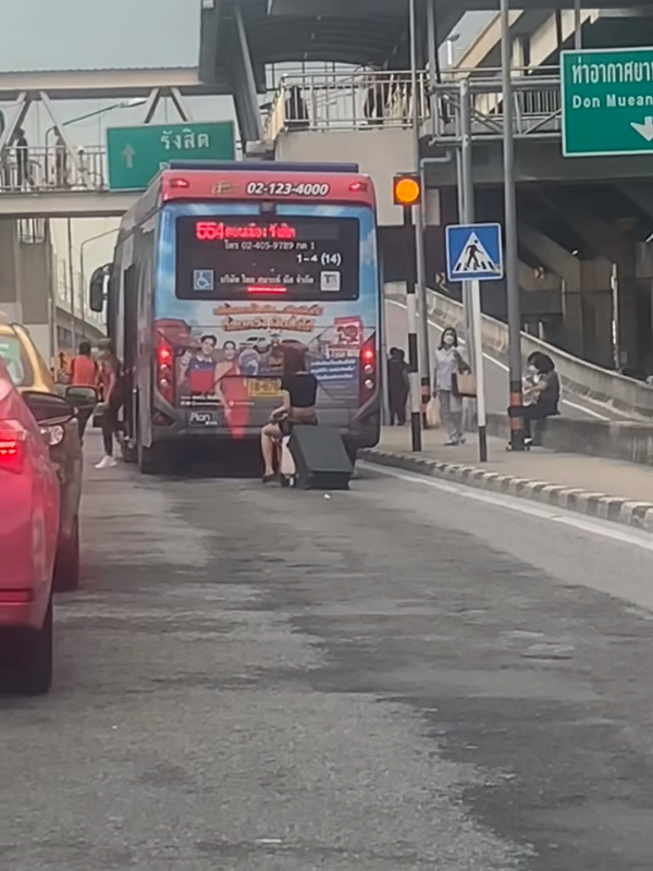 短褲辣妹騎電動行李箱穿梭馬路！沒戴頭盔極危險！影片曝光 