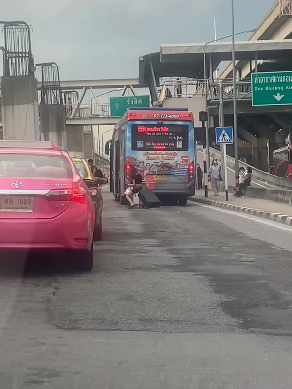 短褲辣妹騎電動行李箱穿梭馬路！沒戴頭盔極危險！影片曝光 