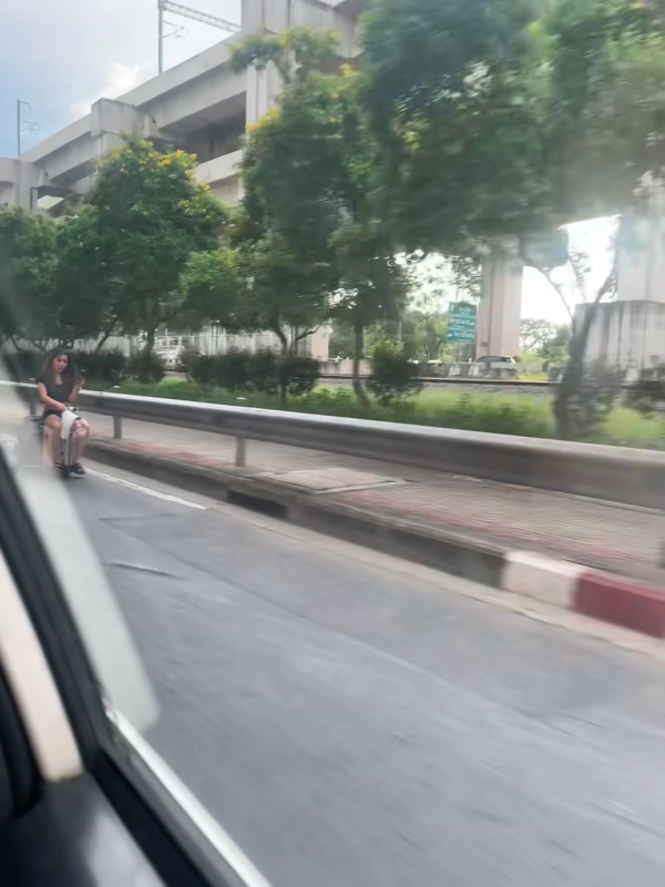 短褲辣妹騎電動行李箱穿梭馬路！沒戴頭盔極危險！影片曝光 