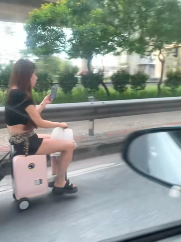 短褲辣妹騎電動行李箱穿梭馬路！沒戴頭盔極危險！影片曝光 