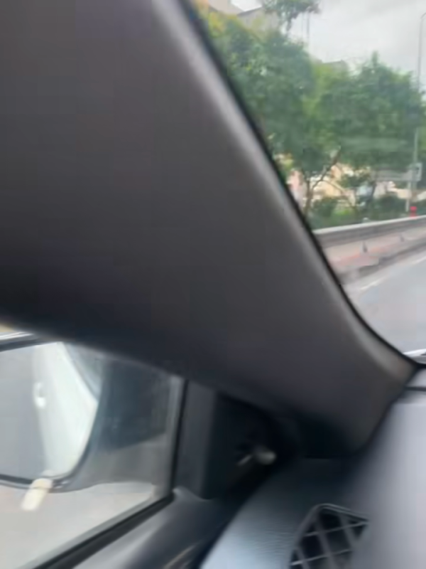 短褲辣妹騎電動行李箱穿梭馬路！沒戴頭盔極危險！影片曝光 