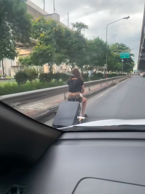 短褲辣妹騎電動行李箱穿梭馬路！沒戴頭盔極危險！影片曝光 