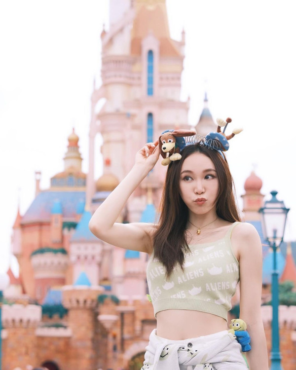 TVB小花遊澳洲曬長腿黑絲誘惑 甫家庭照竟被誤以為已婚？ 