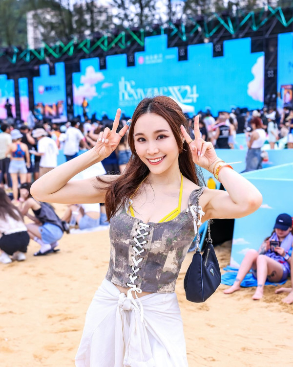 TVB小花遊澳洲曬長腿黑絲誘惑 甫家庭照竟被誤以為已婚？ 