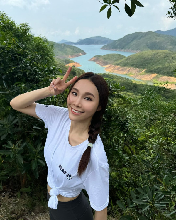 TVB小花遊澳洲曬長腿黑絲誘惑 甫家庭照竟被誤以為已婚？ 