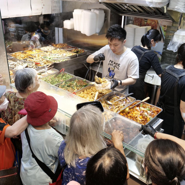 除了頻頻派錢，早前鍾培生現身土瓜灣兩餸飯店，親身派飯給老人家。圖片來源：FB@Derek Cheung