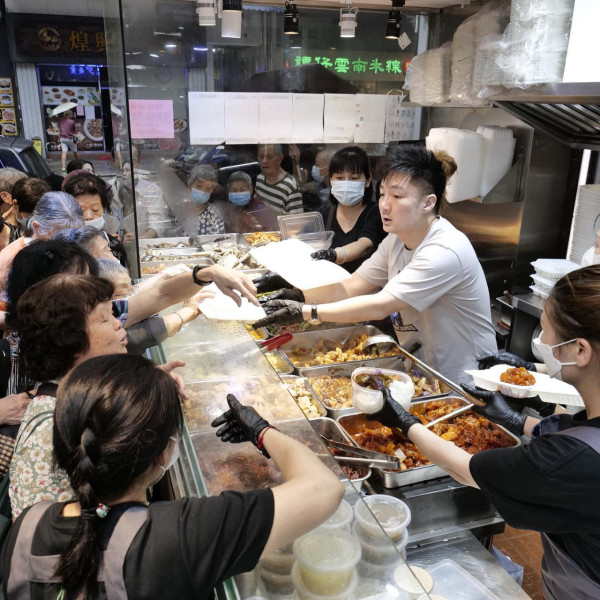 除了頻頻派錢，早前鍾培生現身土瓜灣兩餸飯店，親身派飯給老人家。圖片來源：FB@Derek Cheung