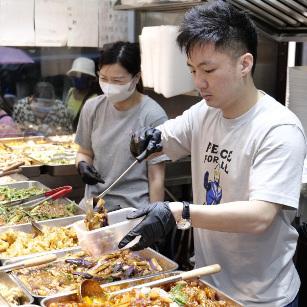 除了頻頻派錢，早前鍾培生現身土瓜灣兩餸飯店，親身派飯給老人家。圖片來源：FB@Derek Cheung