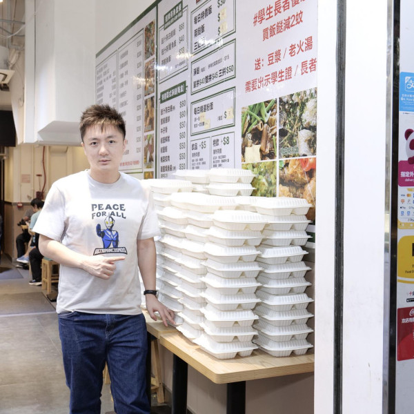 除了頻頻派錢，早前鍾培生現身土瓜灣兩餸飯店，親身派飯給老人家。圖片來源：FB@Derek Cheung