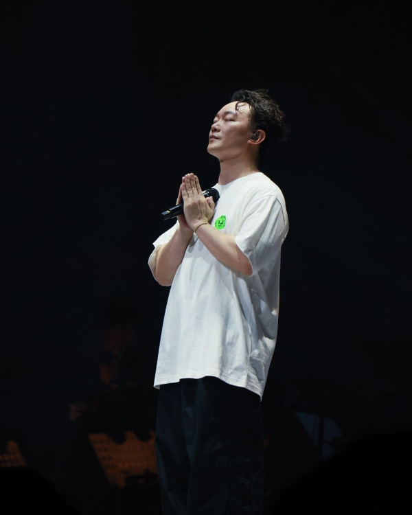 余文樂老婆王棠云被指搭飛機扮傻搶位 IG發文道歉 澄清顧囡心切並非有意 