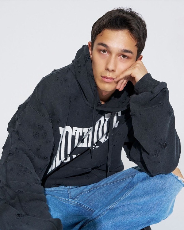 徐濠縈甫日本旅行照意外曝囡囡戀情 19歲康堤疑戀上高大日籍男模 