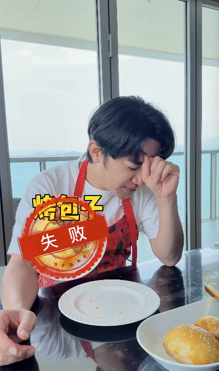 雖然最後未能成功復刻「新疆烤包子」,但妻女仍然食得開心,相當棒場。來源:IG@wong_cho_lam 雖然最後未能成功復刻「新疆烤包子」,但妻女仍然食得開心,相當棒場。來源:IG@wong_cho_lam