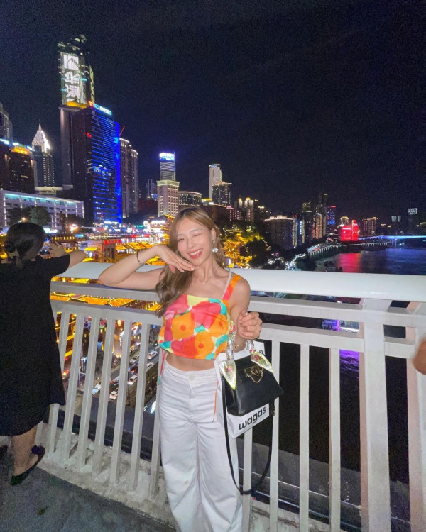 TVB力捧小花遊峇里泳裝曬蜜桃臀 優美泳姿令男泳客目不轉睛 