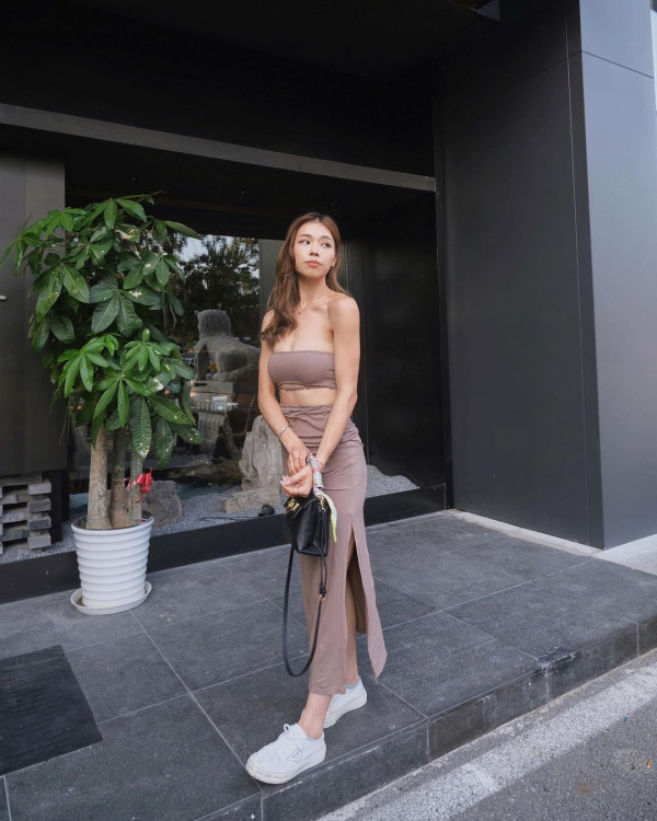 TVB力捧小花遊峇里泳裝曬蜜桃臀 優美泳姿令男泳客目不轉睛 