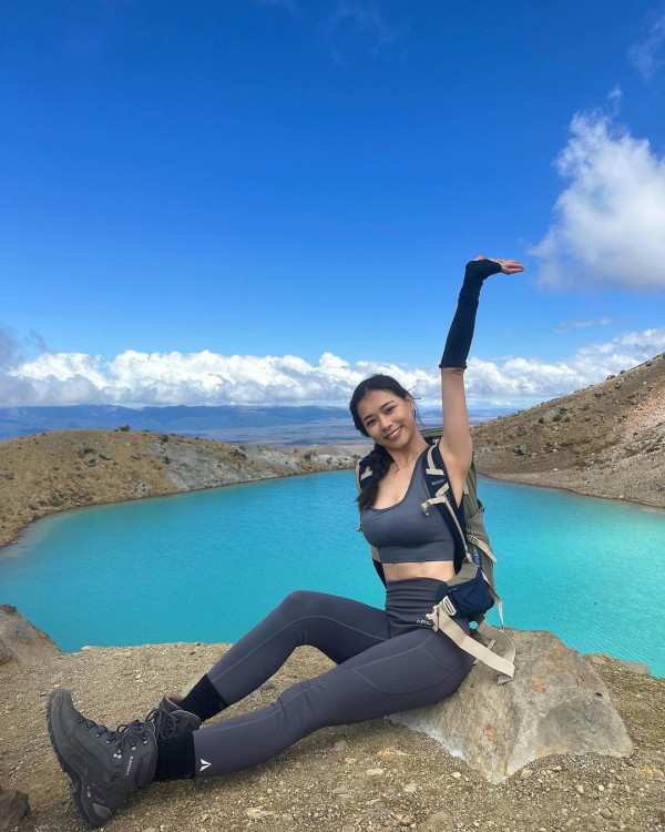 TVB力捧小花遊峇里泳裝曬蜜桃臀 優美泳姿令男泳客目不轉睛 