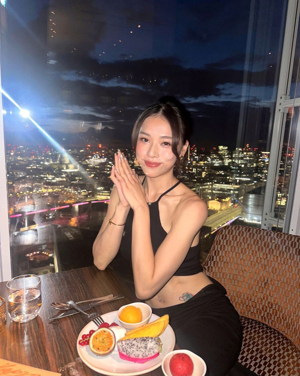 TVB力捧小花遊峇里泳裝曬蜜桃臀 優美泳姿令男泳客目不轉睛 