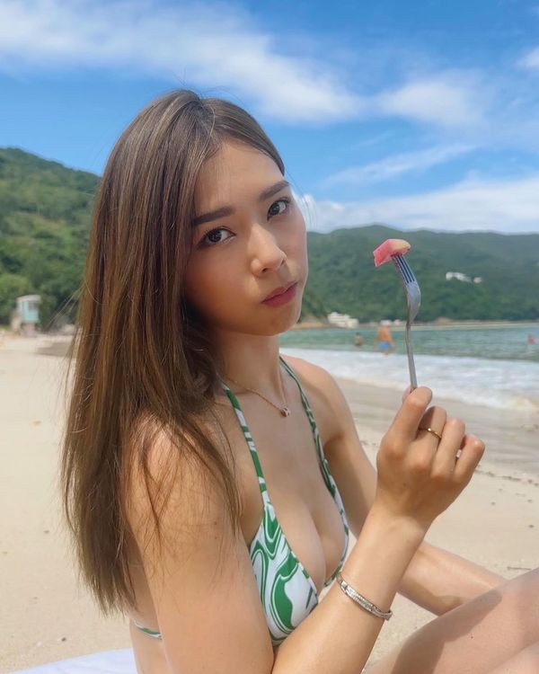 TVB力捧小花遊峇里泳裝曬蜜桃臀 優美泳姿令男泳客目不轉睛 