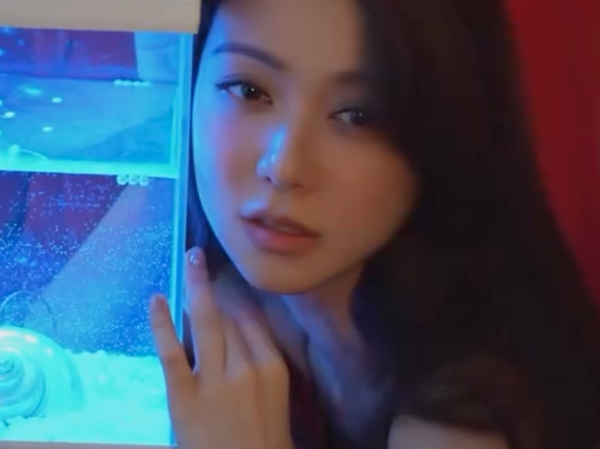 薛凱琪露側胸突破性感底線！網民指震撼眼球：二度發育？ 