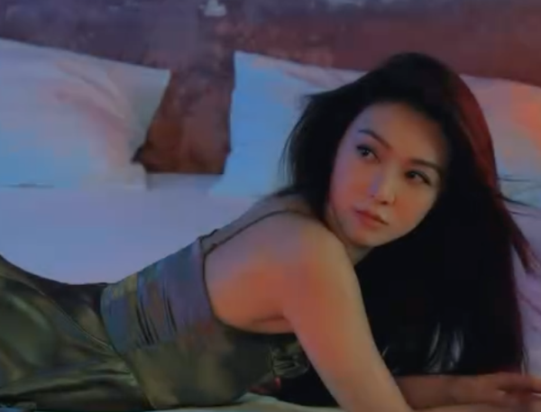 薛凱琪露側胸突破性感底線！網民指震撼眼球：二度發育？ 