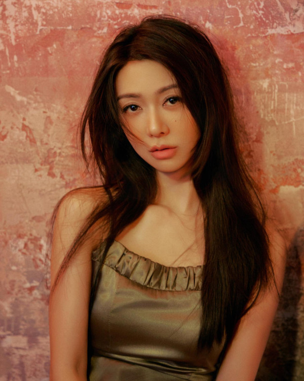 薛凱琪露側胸突破性感底線！網民指震撼眼球：二度發育？ 