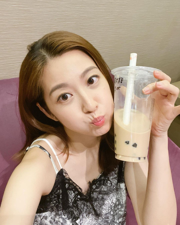 陳自瑤火辣晚裝露玉背長腿!43歲生日大曬堅挺豐滿上圍