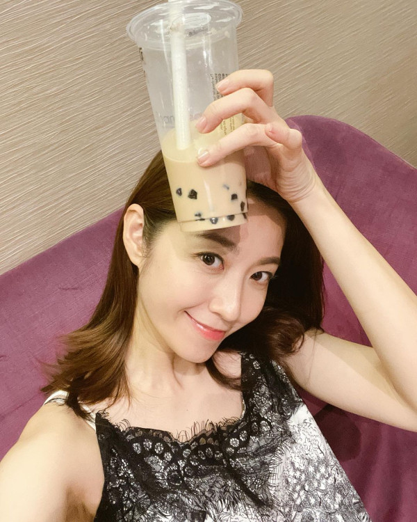 陳自瑤火辣晚裝露玉背長腿!43歲生日大曬堅挺豐滿上圍