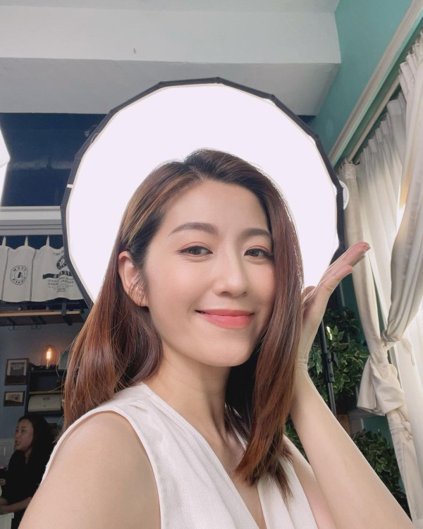 陳自瑤火辣晚裝露玉背長腿!43歲生日大曬堅挺豐滿上圍