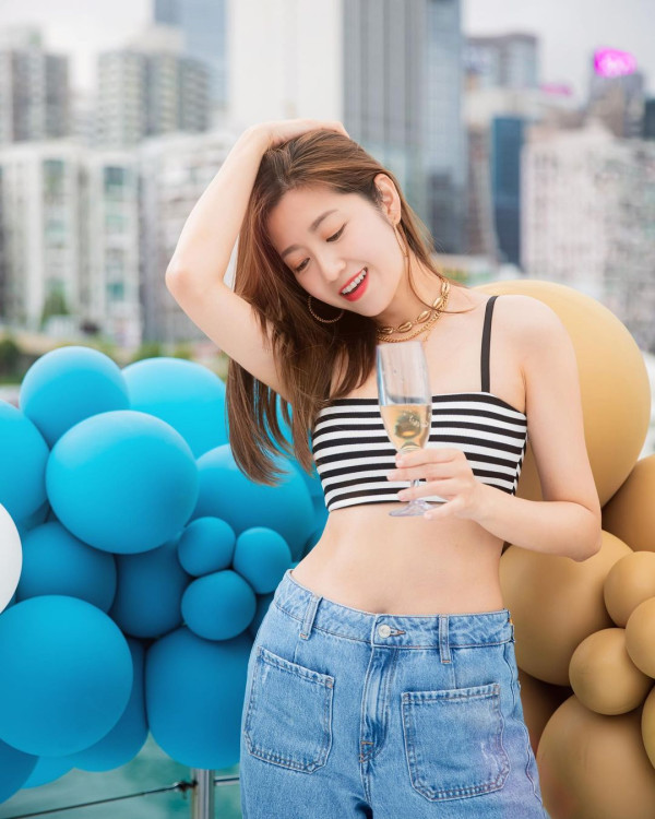 陳自瑤火辣晚裝露玉背長腿!43歲生日大曬堅挺豐滿上圍