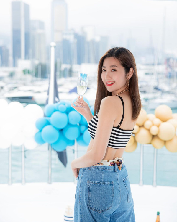 陳自瑤火辣晚裝露玉背長腿!43歲生日大曬堅挺豐滿上圍