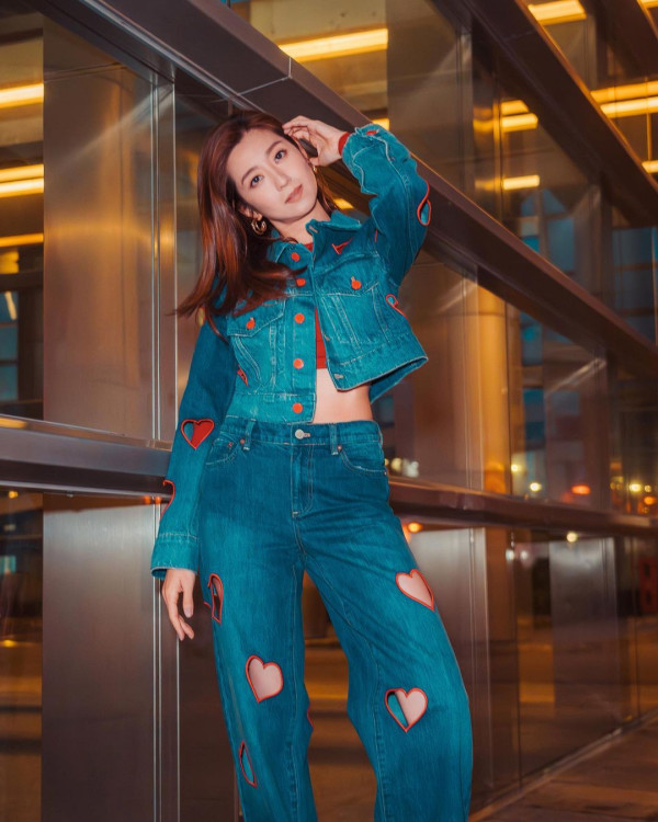 陳自瑤火辣晚裝露玉背長腿!43歲生日大曬堅挺豐滿上圍