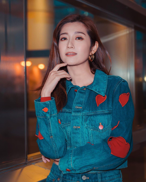 陳自瑤火辣晚裝露玉背長腿!43歲生日大曬堅挺豐滿上圍