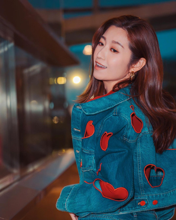 陳自瑤火辣晚裝露玉背長腿!43歲生日大曬堅挺豐滿上圍