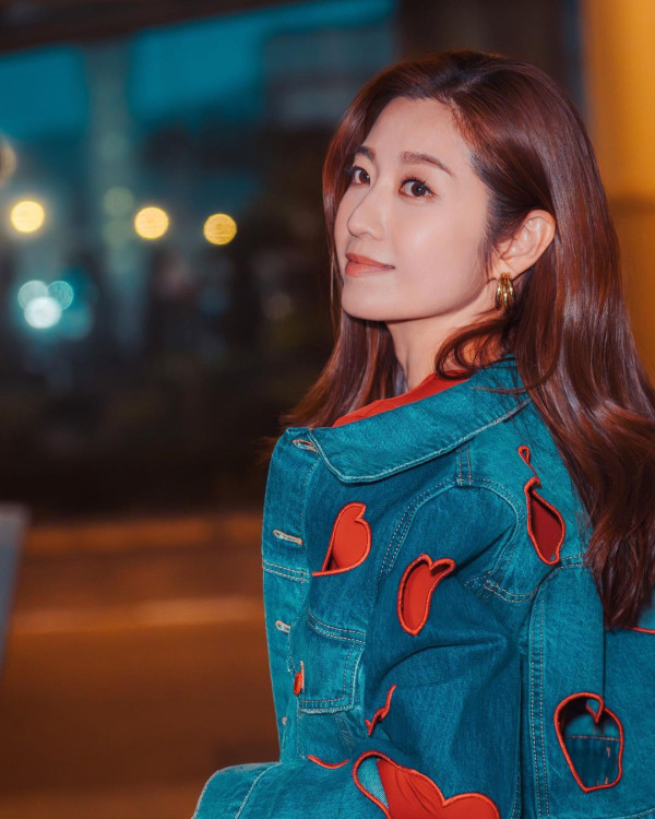 陳自瑤火辣晚裝露玉背長腿!43歲生日大曬堅挺豐滿上圍