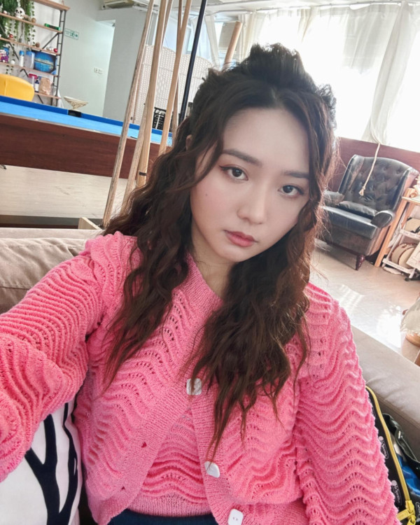 戴祖儀白色低胸戰衣首映放送福利 超高衩驚艷全場獲網民狂讚：索腿天后